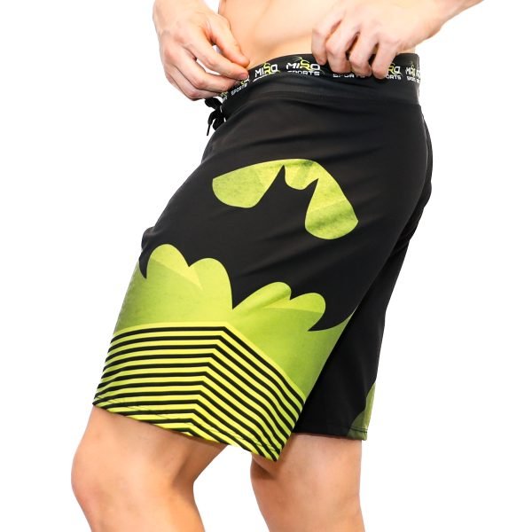 MIRO SPORTS BERMUDA HOMBRE BATMAN LATERAL DETALLES